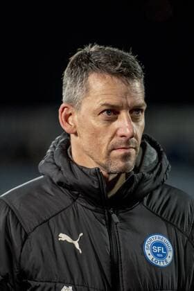 FUSSBALL 3. LIGA - FC CARL ZEISS JENA GEGEN SPORTFREUNDE LOTTE 13 03 2019 - Jena: Trainer Nils Drube (Sportfreunde Lotte) im 3. Liga Spiel des FC Carl Zeiss Jena gegen Sportfreunde Lotte am 13. März 2019 auf dem Ernst-Abbe-Sportfeld in Jena. Gemäß den Vorgaben der DFL Deutsche Fußball Liga ist es untersagt, in dem Stadion und oder vom Spiel angefertigte Fotoaufnahmen in Form von Sequenzbildern und oder videoähnlichen Fotostrecken zu verwerten bzw. verwerten zu lassen. DFL regulations prohibit any use of photographs as image sequences and or quasi-video. _________________