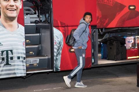 Serge Gnabry 22 (FC Bayern Muenchen) kommt mit dem Mannschaftsbus an, FC Bayern Muenchen vs. Liverpool FC, Fussball, Champions League, Achtelfinale, 13.03.2019 Muenchen Bayern Deutschland