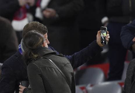 13.03.2019, Fussball UEFA Champions-League 2018 2019, Achtelfinale Rückspiel, FC Bayern München - FC Liverpool, in der Allianz-Arena München, Thomas Müller (FC Bayern München) mit seiner Frau Lisa. Hier macht Thomas ein Selfie.