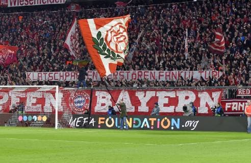 13.03.2019, Fussball UEFA Champions-League 2018 2019, Achtelfinale Rückspiel, FC Bayern München - FC Liverpool, in der Allianz-Arena München, Die Fans in der Südkurve haben eine klare Meinung: Klatschpappen zerstören Fankultur!