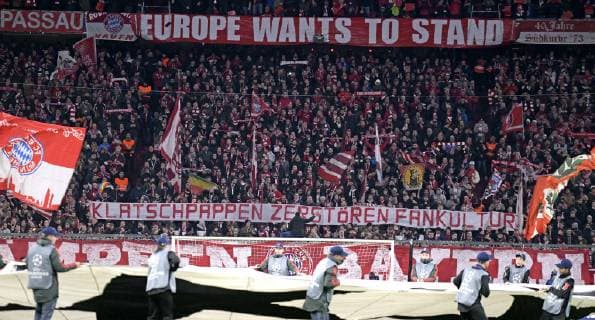 13.03.2019, Fussball UEFA Champions-League 2018 2019, Achtelfinale Rückspiel, FC Bayern München - FC Liverpool, in der Allianz-Arena München, Klatschpappen zerstören Fankultur Bayernfans