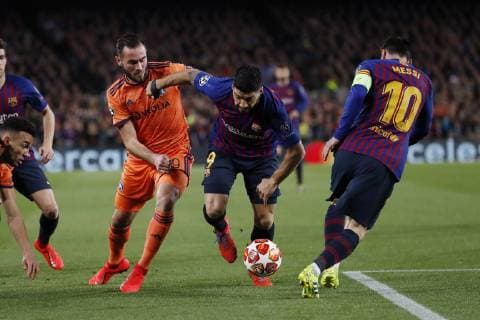(l-r) Lucas Tousart of Olympique Lyonnais, Luis Suarez of FC Barcelona Barca Lionel Messi of FC Barcelona during the UEFA Champions League round of 16 match between FC Barcelona and Olympique Lyonnais at Camp Nou on March 13, 2019 in Barcelona, Spain UEFA Champions League 2018 2019 xVIxVIxImagesx xMauricexvanxSteenxIVx 13897561