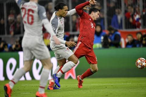 Robert Lewandowski FC Bayern München fordert Strafstoß, Elfmeter nach Zweikampf, Aktion Champions League CL Achtelfinale Rückspiel FC Bayern München FCB vs FC Liverpool 13.03.2018 DFL REGULATIONS PROHIBIT ANY USE OF PHOTOGRAPHS AS IMAGE SEQUENCES AND OR QUASI-VIDEO FC Bayern München FCB vs FC Liverpool