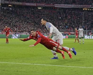 13.03.2019, Fussball UEFA Champions-League 2018 2019, Achtelfinale Rückspiel, FC Bayern München - FC Liverpool, in der Allianz-Arena München, Virgil van Dijk (re, FC Liverpool) foult Robert Lewandowski (FC Bayern München) im Strafraum.