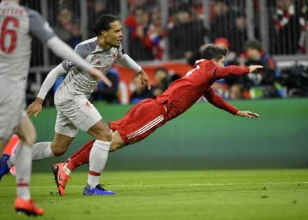 Robert Lewandowski FC Bayern München fordert Strafstoß, Elfmeter nach Zweikampf, Aktion Champions League CL Achtelfinale Rückspiel FC Bayern München FCB vs FC Liverpool 13.03.2018 DFL REGULATIONS PROHIBIT ANY USE OF PHOTOGRAPHS AS IMAGE SEQUENCES AND OR QUASI-VIDEO FC Bayern München FCB vs FC Liverpool