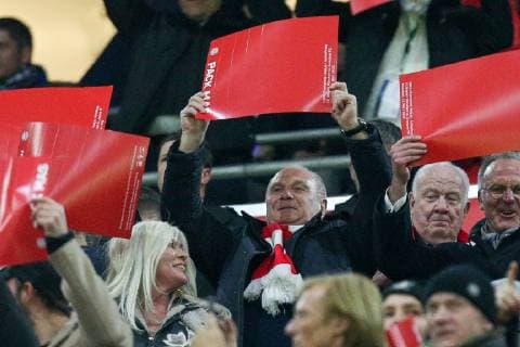Praesident Uli Hoeness (FC Bayern Muenchen) haelt eine rote Kklatschpappe hoch, FC Bayern Muenchen vs. Liverpool FC, Fussball, Champions League, Achtelfinale, 13.03.2019 Muenchen Bayern Deutschland