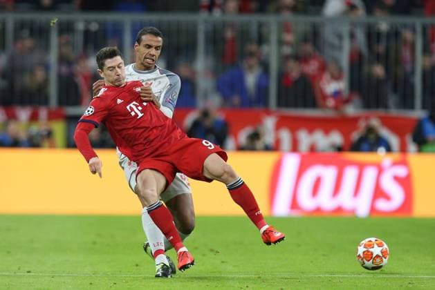 l-r: im Zweikampf, Aktion, mit Robert Lewandowski 9 (FC Bayern Muenchen) und Joel Matip 32 (Liverpool FC), FC Bayern Muenchen vs. Liverpool FC, Fussball, Champions League, Achtelfinale, 13.03.2019 Muenchen Bayern Deutschland