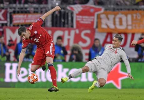 13.03.2019, Fussball UEFA Champions-League 2018 2019, Achtelfinale Rückspiel, FC Bayern München - FC Liverpool, in der Allianz-Arena München, v.li: Robert Lewandowski (FC Bayern München) gegen Roberto Firmino (FC Liverpool).