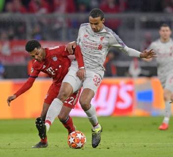 13.03.2019, Fussball UEFA Champions-League 2018 2019, Achtelfinale Rückspiel, FC Bayern München - FC Liverpool, in der Allianz-Arena München, v.li: Serge Gnabry (FC Bayern München) gegen Joel Matip (FC Liverpool).