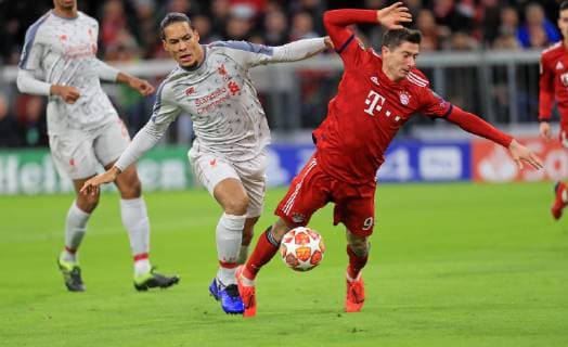 13.03.2019, Fussball UEFA Champions-League 2018 2019, Achtelfinale Rückspiel, FC Bayern München - FC Liverpool, in der Allianz-Arena München, Virgil van Dijk (li, FC Liverpool) foult Robert Lewandowski (FC Bayern München) im Strafraum.