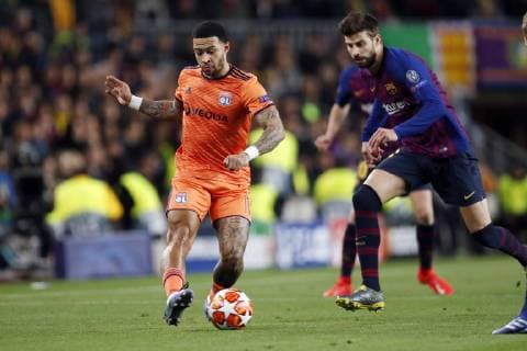 (l-r) Memphis Depay of Olympique Lyonnais, Gerard Pique of FC Barcelona Barca during the UEFA Champions League round of 16 match between FC Barcelona and Olympique Lyonnais at Camp Nou on March 13, 2019 in Barcelona, Spain UEFA Champions League 2018 2019 xVIxVIxImagesx xMauricexvanxSteenxIVx 13898036