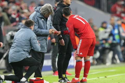l-r: Mannschaftsarzt des FC Bayern Muenchen Dr. Hans-Wilhelm Mueller-Wohlfahrt behandelt James Rodriguez 11 (FC Bayern Muenchen) an der blutenden Hand, FC Bayern Muenchen vs. Liverpool FC, Fussball, Champions League, Achtelfinale, 13.03.2019 Muenchen Bayern Deutschland