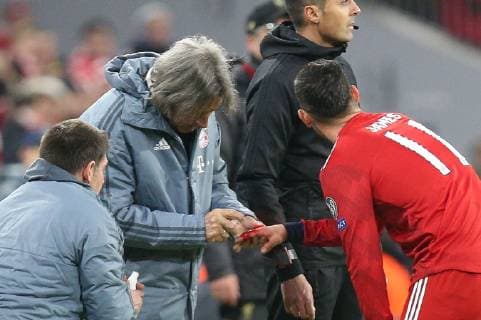 l-r: Mannschaftsarzt des FC Bayern Muenchen Dr. Hans-Wilhelm Mueller-Wohlfahrt behandelt James Rodriguez 11 (FC Bayern Muenchen) an der blutenden Hand, FC Bayern Muenchen vs. Liverpool FC, Fussball, Champions League, Achtelfinale, 13.03.2019 Muenchen Bayern Deutschland