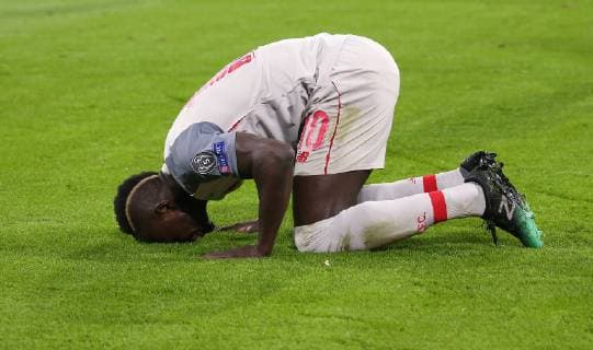 BAU 13.03.2019 München Fußball FC Bayern München vs. FC Liverpool, Jubel nach dem Tor zum 0:1 durch Torschütze Sadio Mane (Liverpool) küsst den Rasen nach seinem Tor DFL REGULATIONS PROHIBIT ANY USE OF PHOTOGRAPHS AS IMAGE SEQUENCES AND OR QUASI-VIDEO. Gemäß den Vorgaben der DFL Deutsche Fußball Liga ist es untersagt, in dem Stadion und oder vom Spiel angefertigte Fotoaufnahmen in Form von Sequenzbildern und oder videoähnlichen Fotostrecken zu verwerten bzw. verwerten zu lassen.