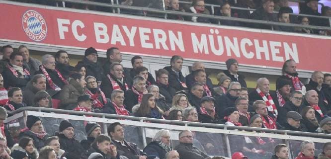 Fussball, Herren, Saison 2018 2019, Champions League (Achtelfinale, Rückspiel), FC Bayern München - FC Liverpool, ganz links Nationalelf-Manager Oliver Bierhoff (DFB)und Bundestrainer Joachim Löw (Deutschland), ganz rechts Präsident Uli Hoeneß (Bayern München) auf der Tribüne, 13.03. 2019, Copyright: xMatthiasxKochx