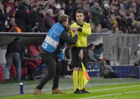 Fussball, Herren, Saison 2018 2019, Champions League (Achtelfinale, Rückspiel), FC Bayern München - FC Liverpool, Assitent Lorenzo Mangenelli braucht nach dem Tor zum 1:1 technische Hilfe, 13.03. 2019, Copyright: xMatthiasxKochx