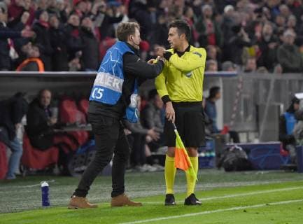 Fussball, Herren, Saison 2018 2019, Champions League (Achtelfinale, Rückspiel), FC Bayern München - FC Liverpool, Assitent Lorenzo Mangenelli braucht nach dem Tor zum 1:1 technische Hilfe, 13.03. 2019, Copyright: xMatthiasxKochx