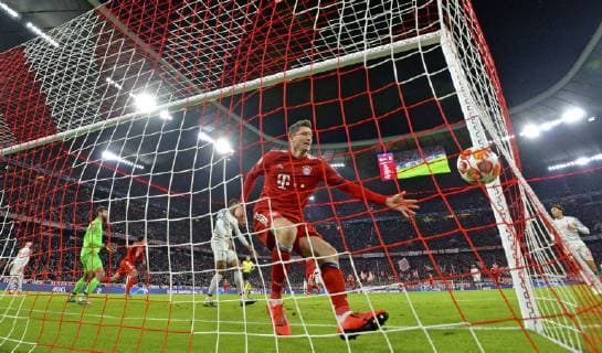 13.03.2019, Fussball UEFA Champions-League 2018 2019, Achtelfinale Rückspiel, FC Bayern München - FC Liverpool, in der Allianz-Arena München, 1:1 Ausgleichstor: Eigentor Joel Matip (mitte, FC Liverpool), re: Robert Lewandowski (FC Bayern München). li: Torwart Alisson (FC Liverpool).