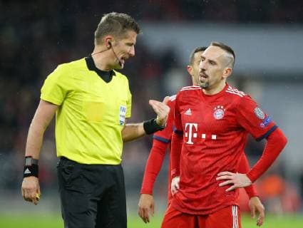 SOCCER - CL, Bayern vs Liverpool MUNICH,GERMANY,13.MAR.19 - SOCCER - UEFA Champions League, round of 16, FC Bayern Muenchen vs Liverpool FC. Image shows referee Daniele Orsato (ITA) and Franck Ribery (Bayern). GEPAxpictures xThomasxBachun