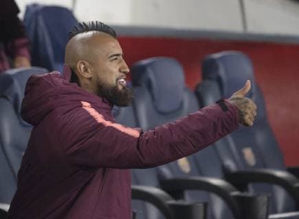 Futbol, Fc Barceona vs Olympique de Lyon El jugador del Barcelona Arturo Vidal saluda desde el banquillo en el estadio Camp Nou de Barcelona, Espana. 13 03 2019 Ferran Zueras Photosport Barcelona vs Olympique de Lyon Champions League 18 19 