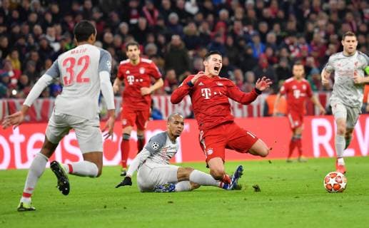 Fußball Champions League Achtelfinale FC Bayern München - FC Liverpool am 13.03.2019 in der Allianz Arena in München Foul an James Rodriguez ( München ) DFL DFB regulations prohibit any use of photographs as image sequences and or quasi-video.