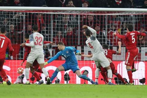 Virgil van Dijk 4 (Liverpool FC) trifft das Tor zum 1:2, Manuel Neuer 1 (FC Bayern Muenchen), Mats Hummels 5 (FC Bayern Muenchen), FC Bayern Muenchen vs. Liverpool FC, Fussball, Champions League, Achtelfinale, 13.03.2019 Muenchen Bayern Deutschland