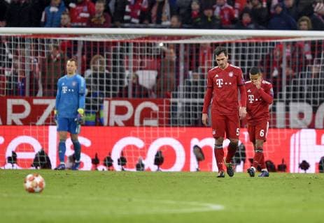 13.03.2019, Fussball UEFA Champions-League 2018 2019, Achtelfinale Rückspiel, FC Bayern München - FC Liverpool, in der Allianz-Arena München, v.l. Torwart Manuel Neuer (FC Bayern München), Mats Hummels (Bayern München) und Thiago (FC Bayern München) reagieren auf das 1:3 geschockt.