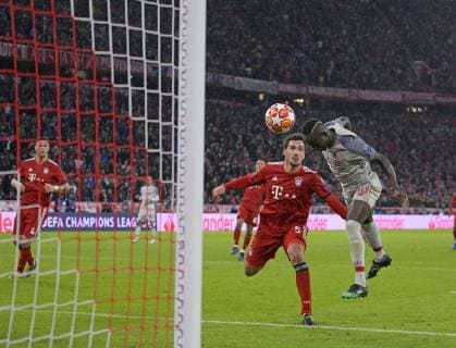 13.03.2019, Fussball UEFA Champions-League 2018 2019, Achtelfinale Rückspiel, FC Bayern München - FC Liverpool, in der Allianz-Arena München, Kopfballtor zum 1:3 von Sadio Mane (re, FC Liverpool), Mats Hummels (Bayern München) kann nur noch zusehen.