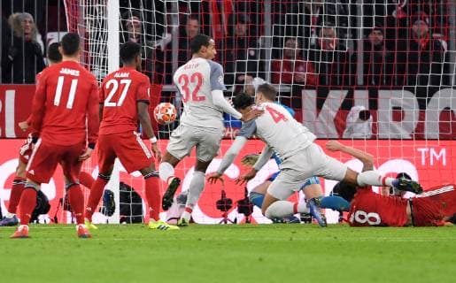 FUSSBALL CHAMPIONS LEAGUE SAISON 2018 2019 ACHTELFINAL RUECKSPIEL FC Bayern Muenchen - FC Liverpool 13.03.2019 Virgil Van Dijk (Mitte, FC Liverpool) erzielt das Tor zum 1:2. James Rodriguez, David Alaba, Torwart Manuel Neuer und Javi Martinez Javier (v.l., alle FC Bayern Muenchen) können nichts ausrichten