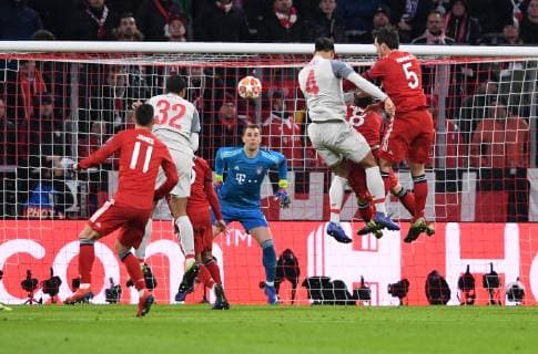 FUSSBALL CHAMPIONS LEAGUE SAISON 2018 2019 ACHTELFINAL RUECKSPIEL FC Bayern Muenchen - FC Liverpool 13.03.2019 Niklas Suele (3. v.l., FC Liverpool) erzielt das Tor zum 1:2. James Rodriguez, Torwart Manuel Neuer, Javi Martinez Javier und Mats Hummels (v.l., alle FC Bayern Muenchen) kommen zu spaet
