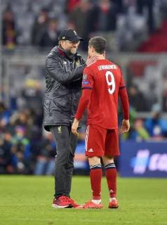 13.03.2019, Fussball UEFA Champions-League 2018 2019, Achtelfinale Rückspiel, FC Bayern München - FC Liverpool, in der Allianz-Arena München, Trainer Jürgen Klopp (Liverpool) tröstet nach dem Spiel Robert Lewandowski (FC Bayern München).