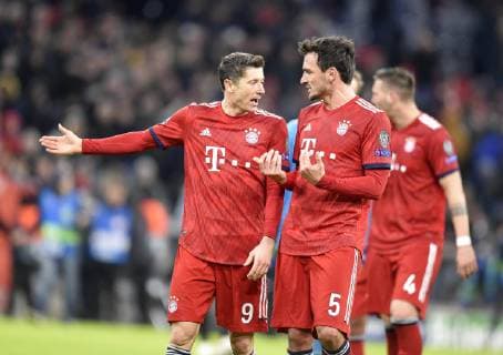 13.03.2019, Fussball UEFA Champions-League 2018 2019, Achtelfinale Rückspiel, FC Bayern München - FC Liverpool, in der Allianz-Arena München, v.l. Robert Lewandowski (FC Bayern München) und Mats Hummels (Bayern München) sind nach dem Spiel enttäuscht, und diskutieren hier.