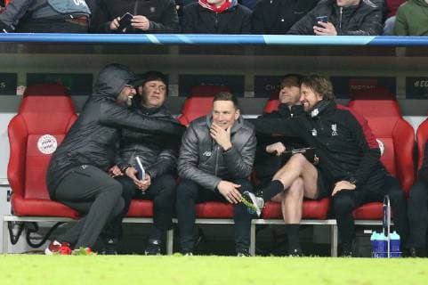 Chef-Trainer Juergen Klopp (Liverpool FC) gratuliert die Co-Trainer auf der Bank, FC Bayern Muenchen vs. Liverpool FC, Fussball, Champions League, Achtelfinale, 13.03.2019 Muenchen Bayern Deutschland