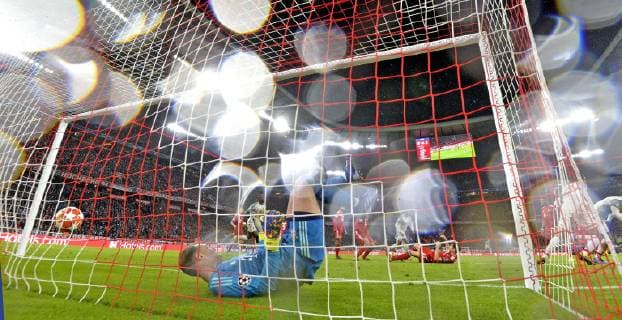 13.03.2019, Fussball UEFA Champions-League 2018 2019, Achtelfinale Rückspiel, FC Bayern München - FC Liverpool, in der Allianz-Arena München, Torwart Manuel Neuer (FC Bayern München) liegt nach dem 1:2 geschlagen im Tor.