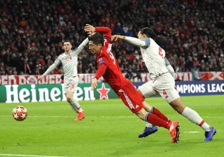 Bayern - Liverpool 1:3 Elfmeter für Lewandowski ? Virgil Van Dijk bringt ihn zu Fall München Bayern Deutschland Allianz Arena