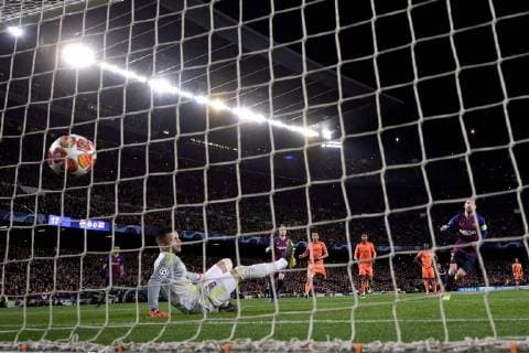 FC Barcelona Barca s Leo Messi scores a penalty during a UEFA Champions League round of 16 second leg soccer match between FC Barcelona and Olympique Lyon at Camp Nou in Barcelona, Catalonia, north eastern Spain, 13 March 2019. FC Barcelona vs Olympique Lyon !ACHTUNG: NUR REDAKTIONELLE NUTZUNG!  Copyright: xAlbertoxEstevezx GRAF4028 20190313-636881169403617226
