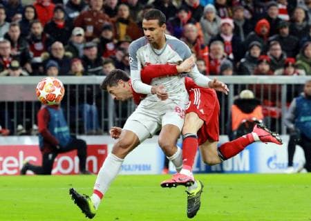 Robert Lewandowski (FC Bayern) gestoppt von Joel Matip (Liverpool FC ) Fussball UEFA Champions League FC Bayern München - AEK Athens FC 13.03.2019