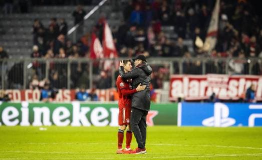 Sport Bilder des Tages München, 13.03.2019 Trainer Jürgen Klopp (Liverpool) tröstet Robert Lewandowski (FCB) FC Bayern München - FC Liverpool