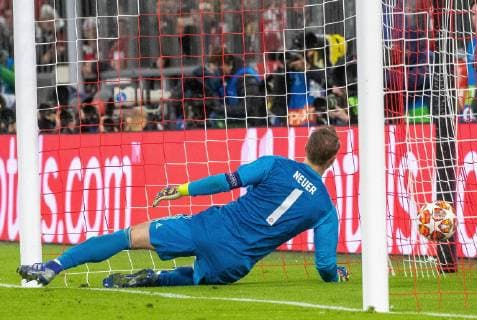 13.03.2019, Allianz Arena, Muenchen, GER, UEFA CL, FC Bayern Muenchen vs FC Liverpool, Achtelfinale, Rueckspiel, im Bild Manuel Neuer (FC Bayern) beim 1:2 durch Virgil Van Dijk (FC Liverpool) during the UEFA Champions League round of 16, 2nd leg match between FC Bayern Muenchen and FC Liverpool at the Allianz Arena in Muenchen, Germany on 2019 03 13. Muenchen