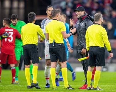 13.03.2019, Allianz Arena, Muenchen, GER, UEFA CL, FC Bayern Muenchen vs FC Liverpool, Achtelfinale, Rueckspiel, im Bild v.l.Schiedsrichterassist Lorenzo Manganelli (ITA), Schiedsrichter Daniele Orsato (ITA), Headcoach Juergen Klopp (FC Liverpool), Schiedsrichterassist Fabiano Preti (ITA) during the UEFA Champions League round of 16, 2nd leg match between FC Bayern Muenchen and FC Liverpool at the Allianz Arena in Muenchen, Germany on 2019 03 13. Muenchen