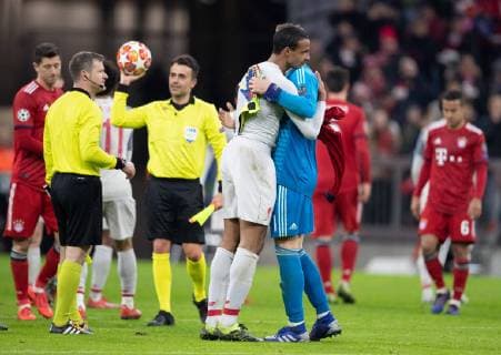 13.03.2019, Allianz Arena, Muenchen, GER, UEFA CL, FC Bayern Muenchen vs FC Liverpool, Achtelfinale, Rueckspiel, im Bild v.l. Schiedsrichterassist Lorenzo Manganelli (ITA), Schiedsrichterassist Fabiano Preti (ITA), Alisson Becker (FC Liverpool), Manuel Neuer (FC Bayern) nach dem Spiel during the UEFA Champions League round of 16, 2nd leg match between FC Bayern Muenchen and FC Liverpool at the Allianz Arena in Muenchen, Germany on 2019 03 13. Muenchen
