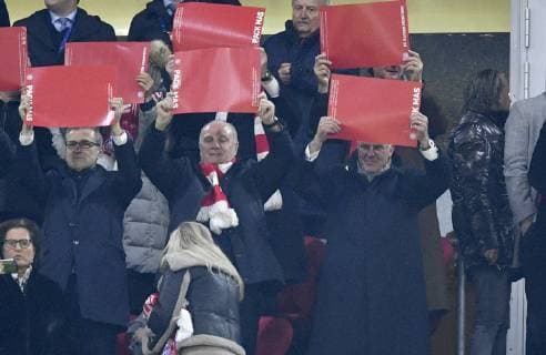Tribüne Karl-Heinz Rummenigge FC Bayern München Vorstandsvorsitzender (rechts) Fanaktion mit Präsident Aufsichtsratsvorsitzender Uli Hoeneß FC Bayern München (links) Champions League CL Achtelfinale Rückspiel FC Bayern München FCB vs FC Liverpool 13.03.2019 DFL REGULATIONS PROHIBIT ANY USE OF PHOTOGRAPHS AS IMAGE SEQUENCES AND OR QUASI-VIDEO FC Bayern München FCB vs FC Liverpool