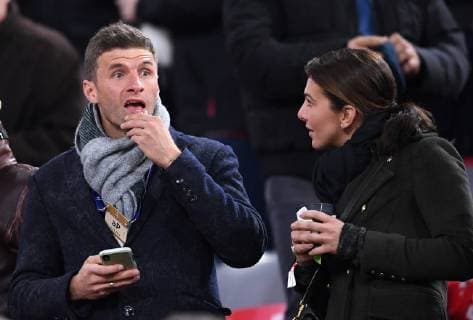 FUSSBALL CHAMPIONS LEAGUE SAISON 2018 2019 ACHTELFINAL RUECKSPIEL FC Bayern Muenchen - FC Liverpool 13.03.2019 Thomas Mueller (li, FC Bayern Muenchen) mit Ehefrau Lisa auf der Tribuene nachdenklich