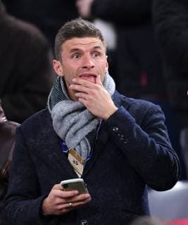 FUSSBALL CHAMPIONS LEAGUE SAISON 2018 2019 ACHTELFINAL RUECKSPIEL FC Bayern Muenchen - FC Liverpool 13.03.2019 Thomas Mueller (li, FC Bayern Muenchen) auf der Tribuene nachdenklich