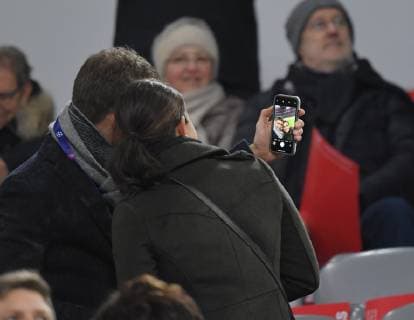 13.03.2019, Fussball, UEFA Champions League, Saison 2018 2019, Achtelfinale, Rueckspiel, FC Bayern Muenchen - FC Liverpool 1:3, Thomas Mueller, Thomas Müller (Bayern Muenchen) macht mit seiner Ehefrau Lisa ein Selfie