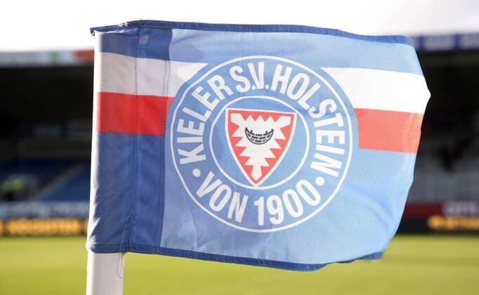 Kiel - Erz.Aue Fussball 2.Bundesliga Kiel, 15.03.2019, Holstein-Stadion, Fussball, 2.Bundesliga, 26.Spieltag , KSV Holstein Kiel vs. FC Erzgebirge Aue , Im Bild; Fahne, Eckfahne mit Logo von Holstein Kiel. Fahne weht im Wind. , Gemäß den Vorgaben der DFL Deutsche Fußball Liga ist es untersagt, in dem Stadion und oder vom Spiel angefertigte Fotoaufnahmen in Form von Sequenzbildern und oder videoähnlichen Fotostrecken zu verwerten bzw. verwerten zu lassen. , .