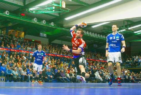 Torwurf von Steffen Köhler (Lübeck) , links Eric Meinhardt (Aue) , rechts Kevin Roch (Aue) Handball 2.Liga 2018 19 EHV Aue - VfL Lübeck-Schwartau am 16.3.2019 EHV Aue - VfL Lübeck-Schwartau