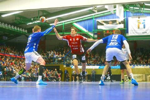 Jonas Ottsen (Lübeck) sucht die Lücke zwischen Petr Slachta (Aue, links) und Mindaugas Dumcius (Aue) Handball 2.Liga 2018 19 EHV Aue - VfL Lübeck-Schwartau am 16.3.2019 EHV Aue - VfL Lübeck-Schwartau