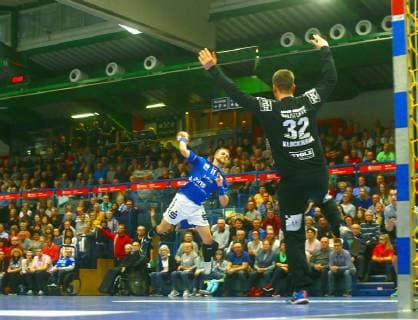 Torhüter Dennis Klockmann (Lübeck) meistert den Wurf von Benas Petreikis (Aue) Handball 2.Liga 2018 19 EHV Aue - VfL Lübeck-Schwartau am 16.3.2019 EHV Aue - VfL Lübeck-Schwartau