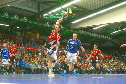 Torwurf von Fynn Ranke (Lübeck) , dahinter Petr Slachta (Aue) und Jonas Ottsen (Lübeck) Handball 2.Liga 2018 19 EHV Aue - VfL Lübeck-Schwartau am 16.3.2019 EHV Aue - VfL Lübeck-Schwartau